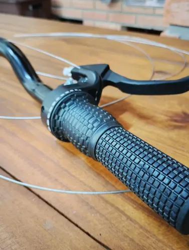 Guidão com manoplas para bike aro 26 ou 29