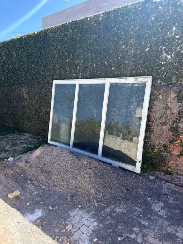 Portao de ferro e vidro robusto