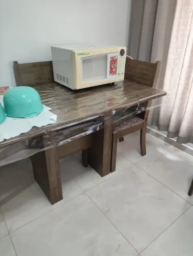 Mesa de jantar em madeira