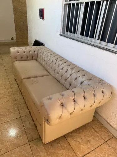 Sofá Grande seminovo Chesterfield Capitonê 3 Lugares Bege