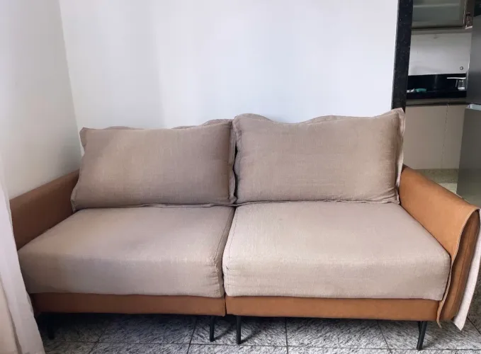 Sofá de 2 lugares com lateral marrom