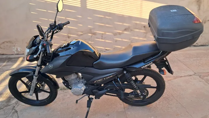 Vendo moto com baú 