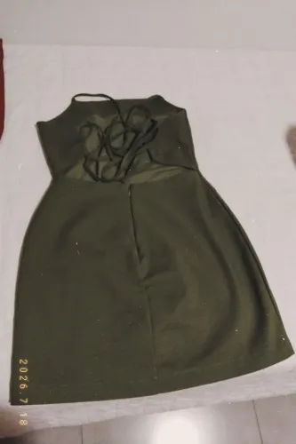 Vestido verde curto com costas de amarração