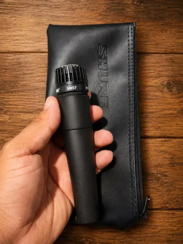 Microfone Shure SM57 Dinâmico Profissional + Case Shure