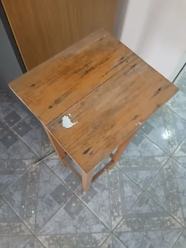 Mesa de canto pequena
