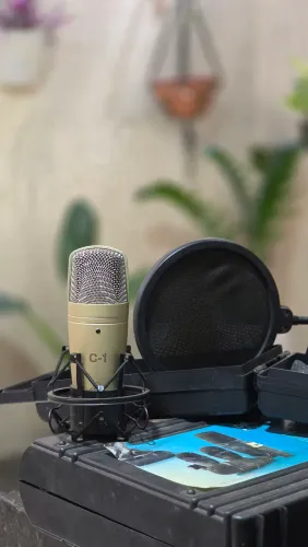 Microfone condensador Behringer C-1 completo.  Com suporte aranha e pop filter