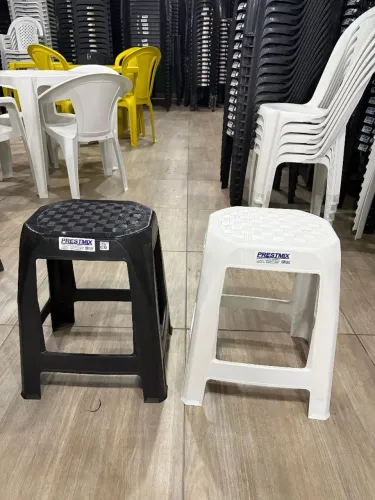 Banquetas Prestimx Reforçada _Suporta até 100kg na cor branca e preta.