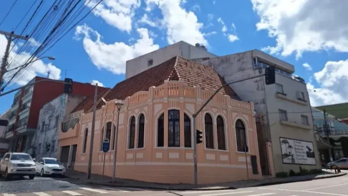 Apartamento tipo Loft 2 quartos em prédio histórico 100% revitalizado no centro de Curitib