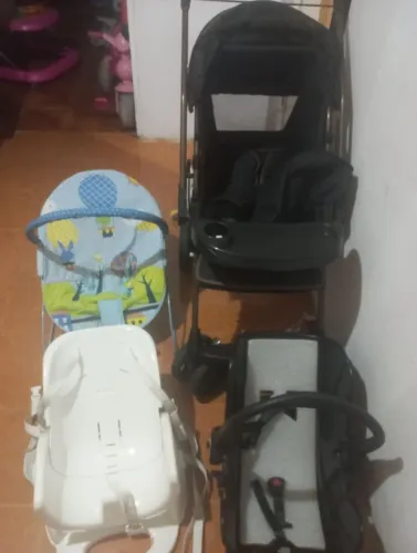 Carinho e bebe conforto com cadeira de balanço e cadeira de alimentação