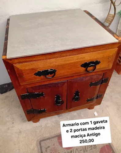 Vendo Armário Antigo de madeira maciça