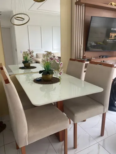 Linda mesa 100% com acabamento laqueado de alta qualidade e tampo de vidro também laquedo.