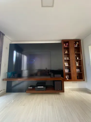 Painel para TV 75 + Painel Lateral com Nichos - Madeira Maciça (Estilo Planejado)