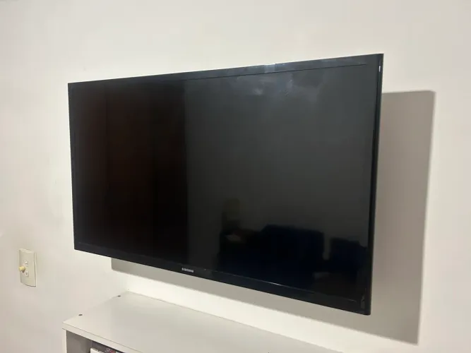 TV Samsung Smart 32 Polegadas HD com Wi-Fi e 2 HDMI - Seminova