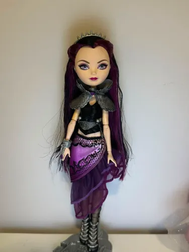 Boneca original Raven Queen da coleção Ever After High