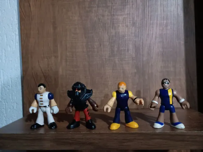 4 bonecos Imaginext usados na condição das fotos