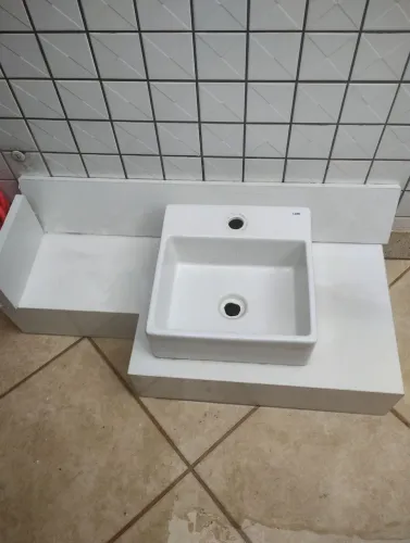Bancada de banheiro porcelanato com cuba de apoio celite