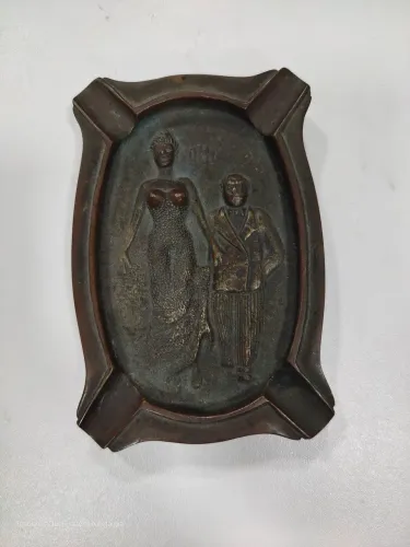Antigo E Curioso Cinzeiro em Espessurado - Maciço e Pesado Bronze - Representando casal