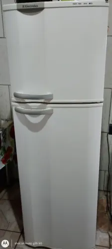 Geladeira com freezer Frost Free Electrolux muito conservada