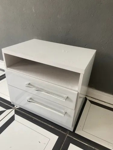 Mesa de cabeceira com duas gavetas