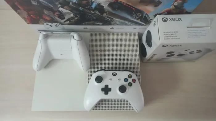 Xbox One S 1TB Branco - Edição Completa com 2 Controles + Caixas Originais