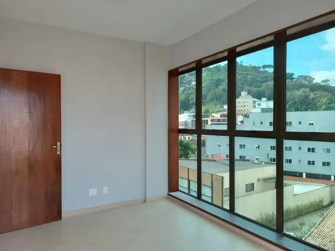 Sala comercial reformada no centro da cidade, com 2 salas e uma linda recepção.