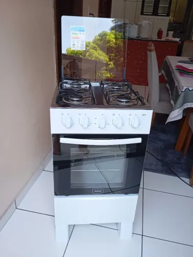 Venda de fogão de 04 bocas, na cor branco e preto, perfeito estado de conservação.