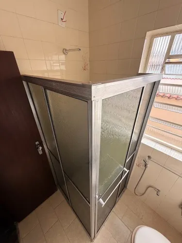 Box alumínio em ?L?- Altura 1,90 - largura das partes 0,95 e 0,89 - Duas portas de correr