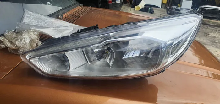 Farol do focus titanium