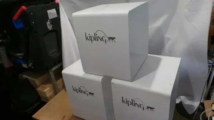 Módulos da marca kipling em metal branco tenho 3 peças preço de cada 1