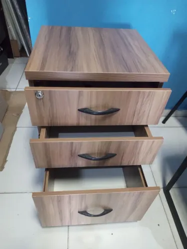 Gaveteiro volante com 03 gavetas chaves