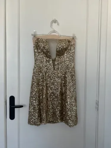 Vestido dourado paetê