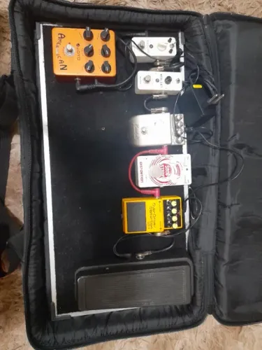 Pedais de guitarra e acessórios
