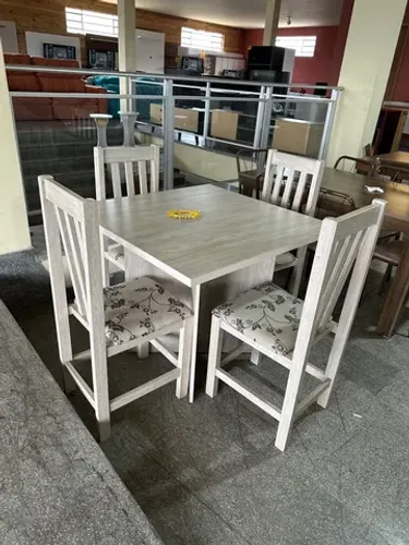 Mesa quadrada com 4 cadeiras, novo a pronta entrega!!
