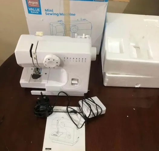 Máquina de costura pequena 