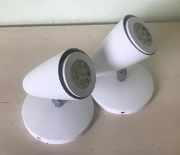 vendo 4 spots de sobrepor direcionaveis em metal branco com novos