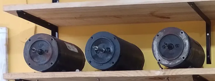 Três Motor elétricos