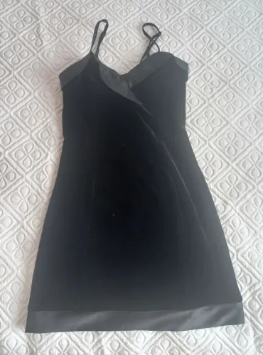 Vestido preto de veludo