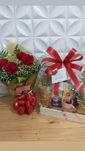 CESTAS E BANDEJAS DE CAFÉ DA MANHÃ E ANIVERSÁRIO