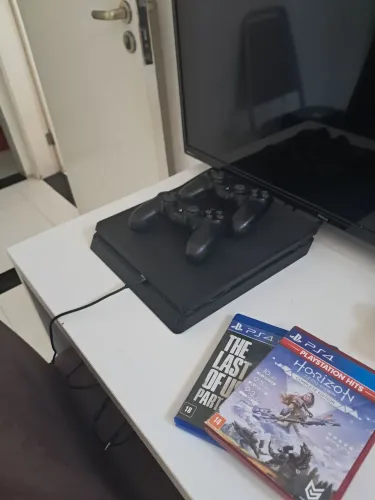 Ps4 Slim - 1 Terabyte - Acompanha 2 controles e 2  jogos