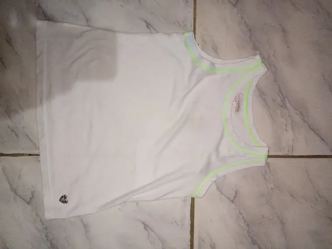 Regata branca infantil com detalhes neon