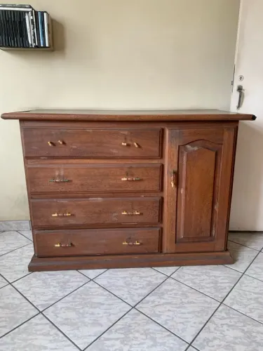 Cômoda em angelim pedra.