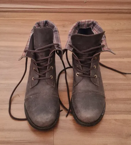 Bota marrom e xadrez da Prego