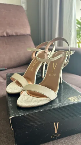 Sandália Vizzano - salto fino branco 37