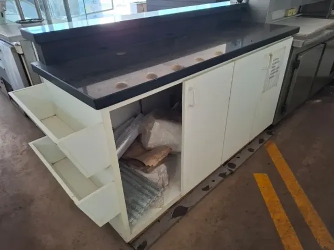 Balcão pedra 4 portas