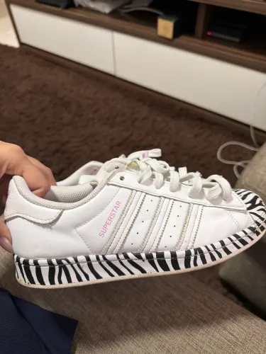 Tênis Adidas Superstar zebra