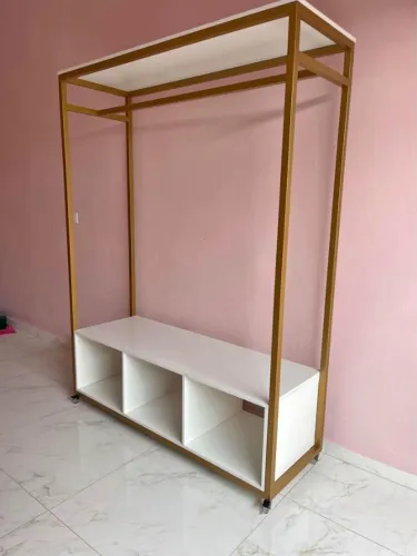 Cabideiro com nichos 