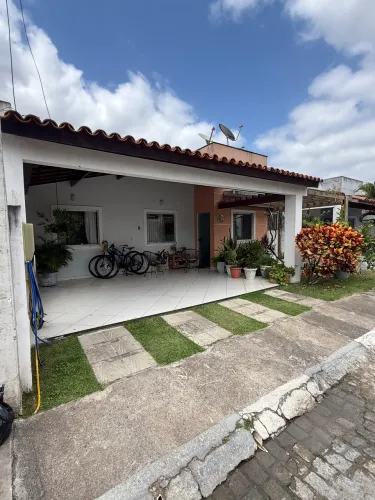 Casa com 4/4 em condomínio fechado