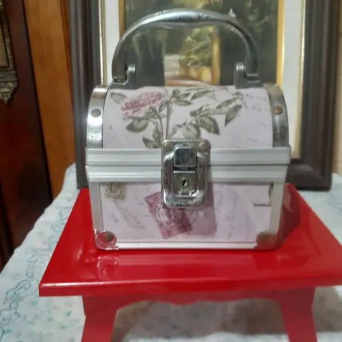 Maleta vintage floral porta-joias e trekos..