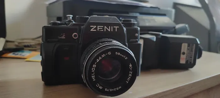 Câmera Zenit com lente Helios 44M-6