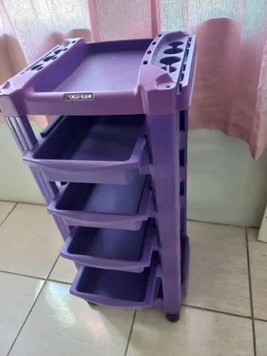 Carinho auxiliar de cabeleireira com rodinha e gaveta.